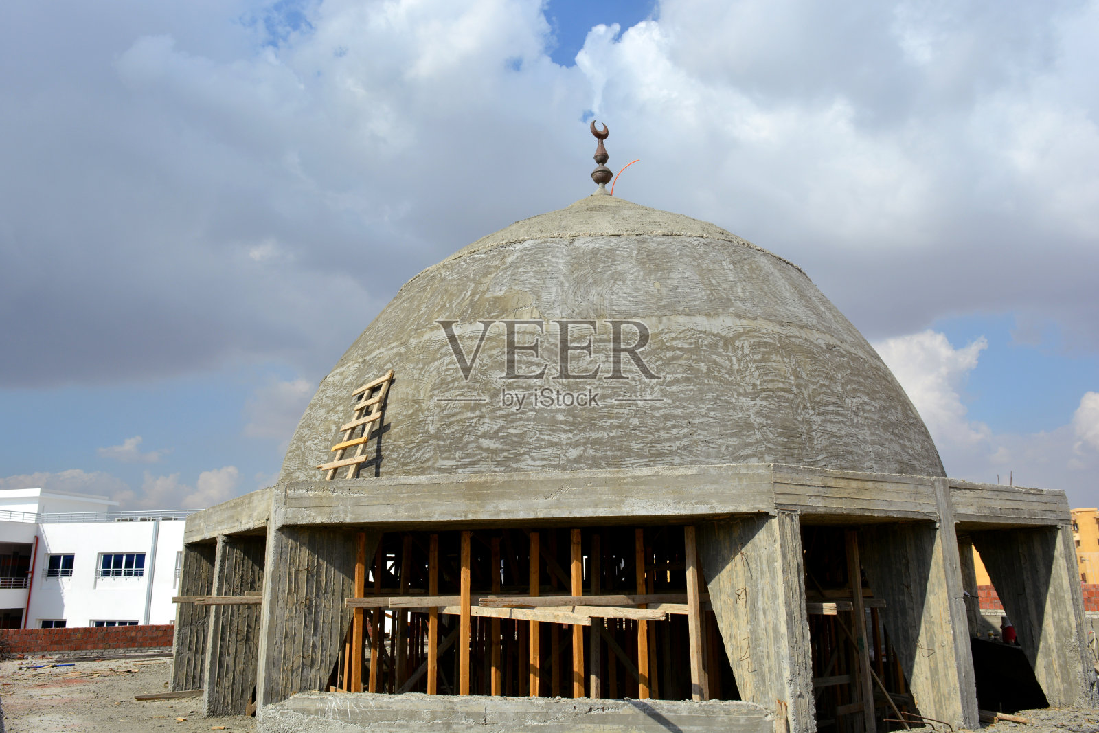 埃及开罗在建宏伟清真寺：大圆顶与高宣礼塔照片摄影图片