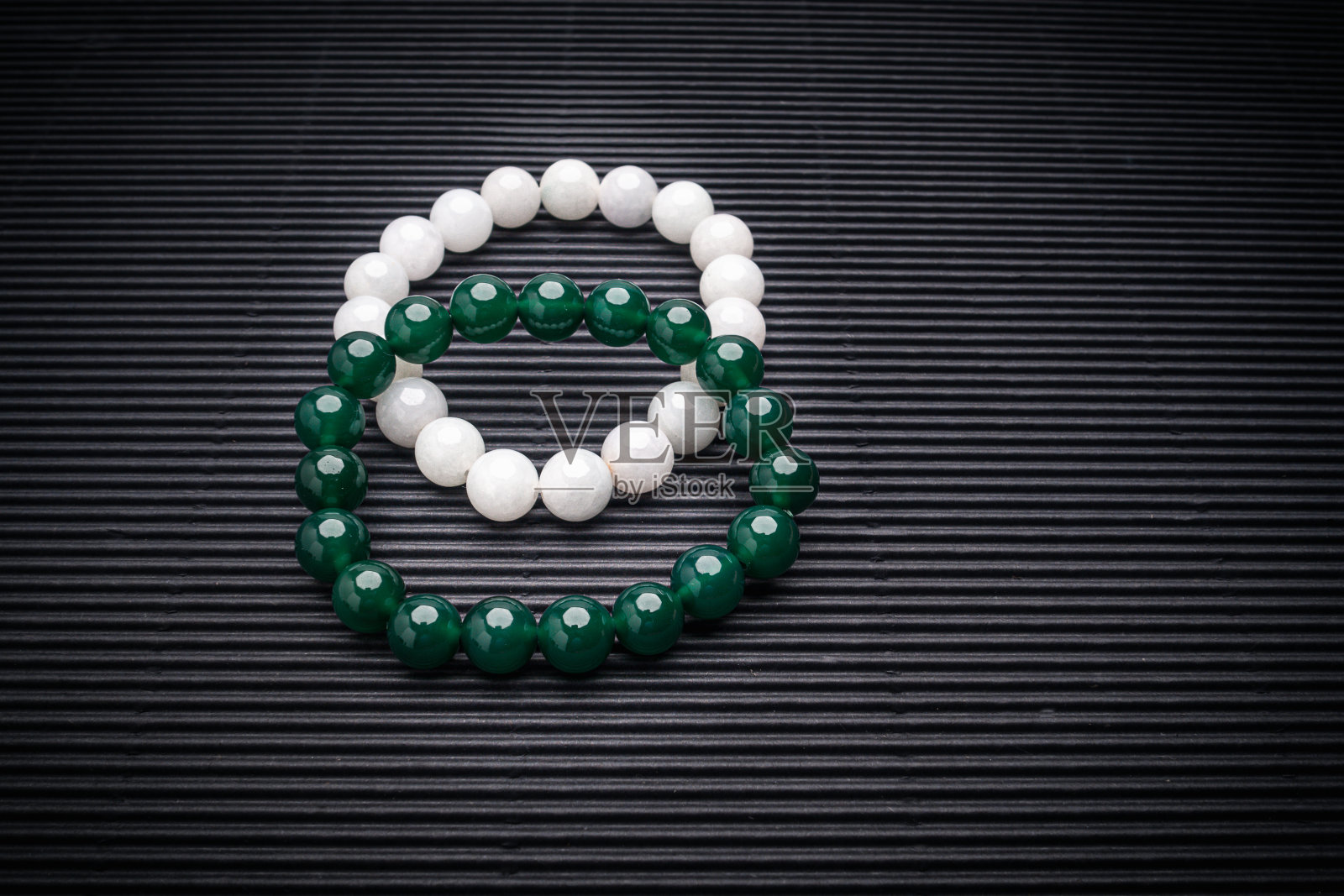 两个黑色底色的玉手镯或手镯照片摄影图片