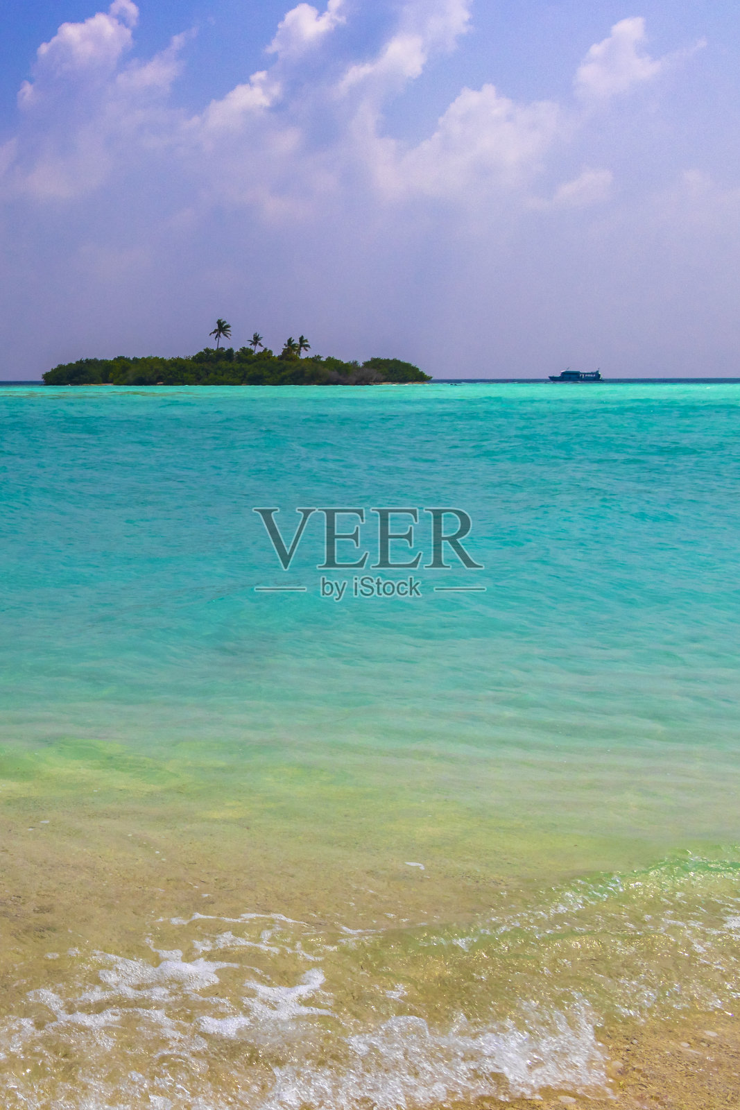 天然的热带绿松石沙洲岛屿马尔代夫的马迪瓦鲁-菲诺胡-拉斯胡环礁。照片摄影图片