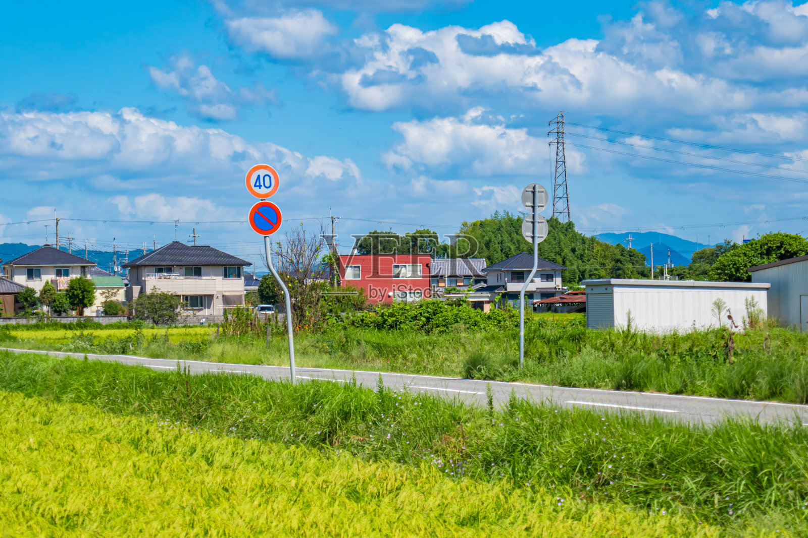夏日蔚蓝的天空和美丽的乡村风光照片摄影图片