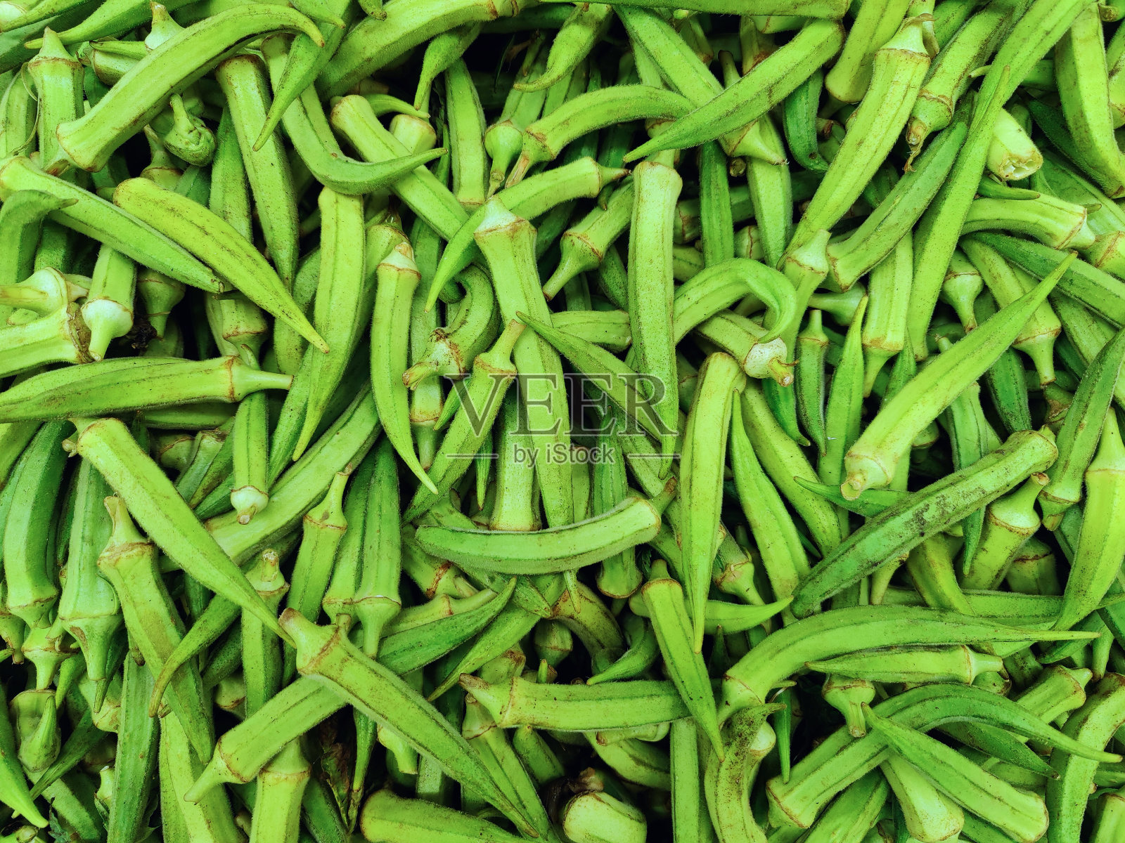 市场摊位上的秋葵照片摄影图片