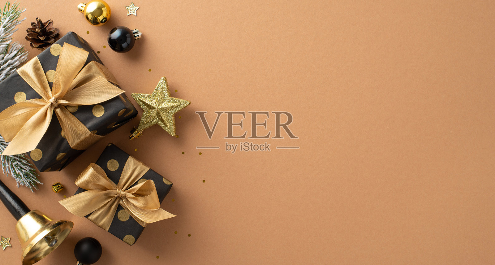 奢华的节日展示，为奢侈品爱好者。精美包装的礼物，华丽的树饰，金色的口音，五彩纸屑，磨砂杉木树枝在赤陶土背景的俯视图。适合升职照片摄影图片