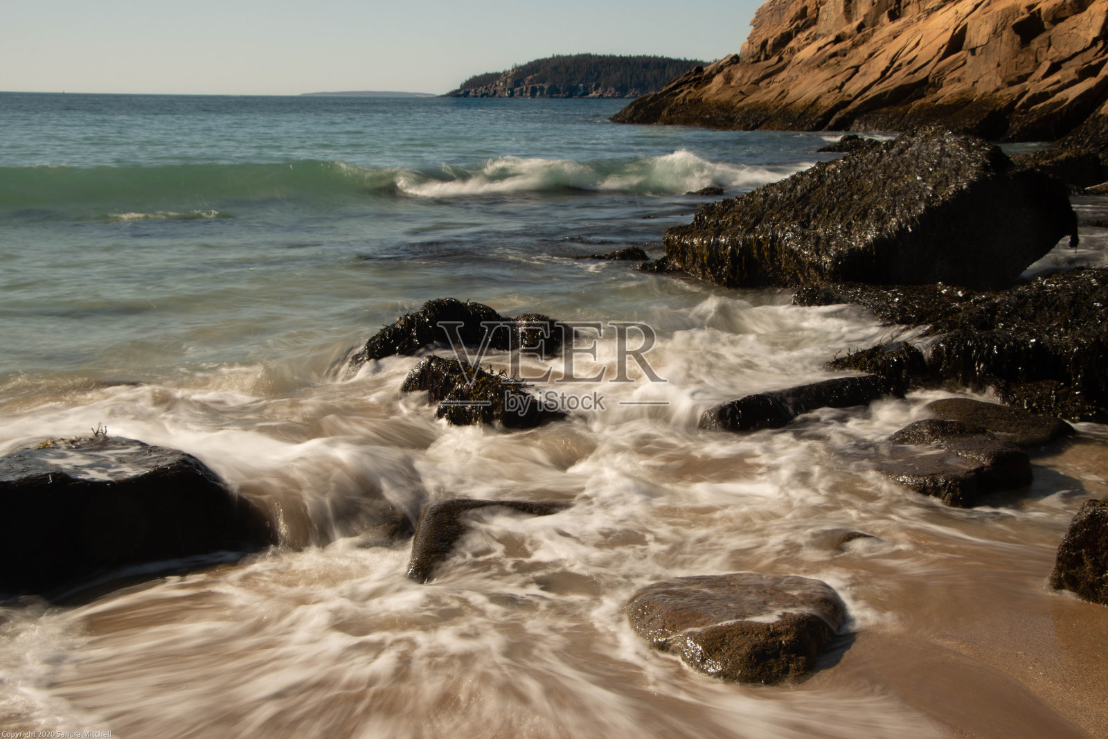 缅因州阿卡迪亚国家公园岩石海岸上的漩涡海浪照片摄影图片