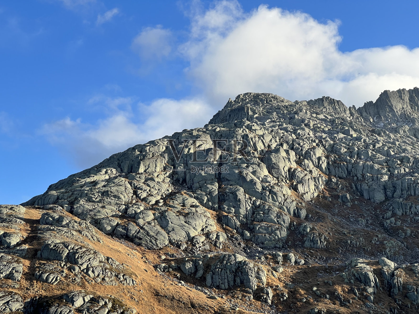 秋季瑞士高山环境和圣哥达山口(Gotthardpass)山区的岩石和石头，提契诺州(Tessin)，瑞士(Schweiz)照片摄影图片