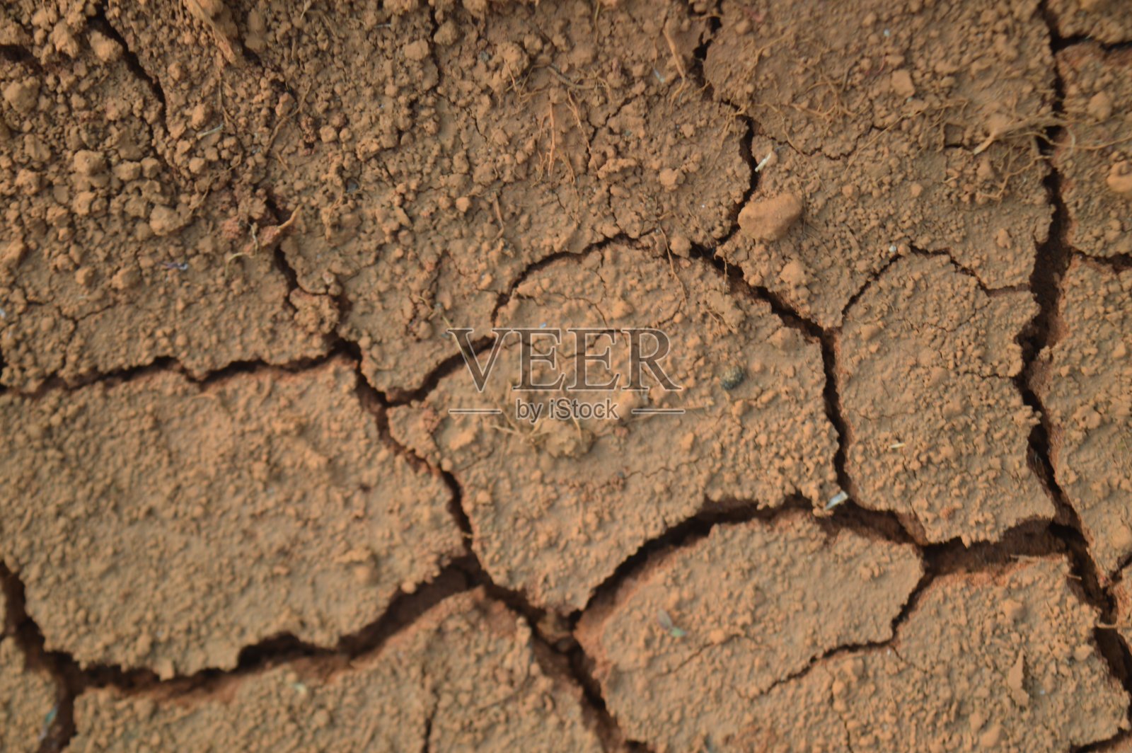 全球变暖和气候变化下的棕色干裂贫瘠土壤纹理背景照片摄影图片