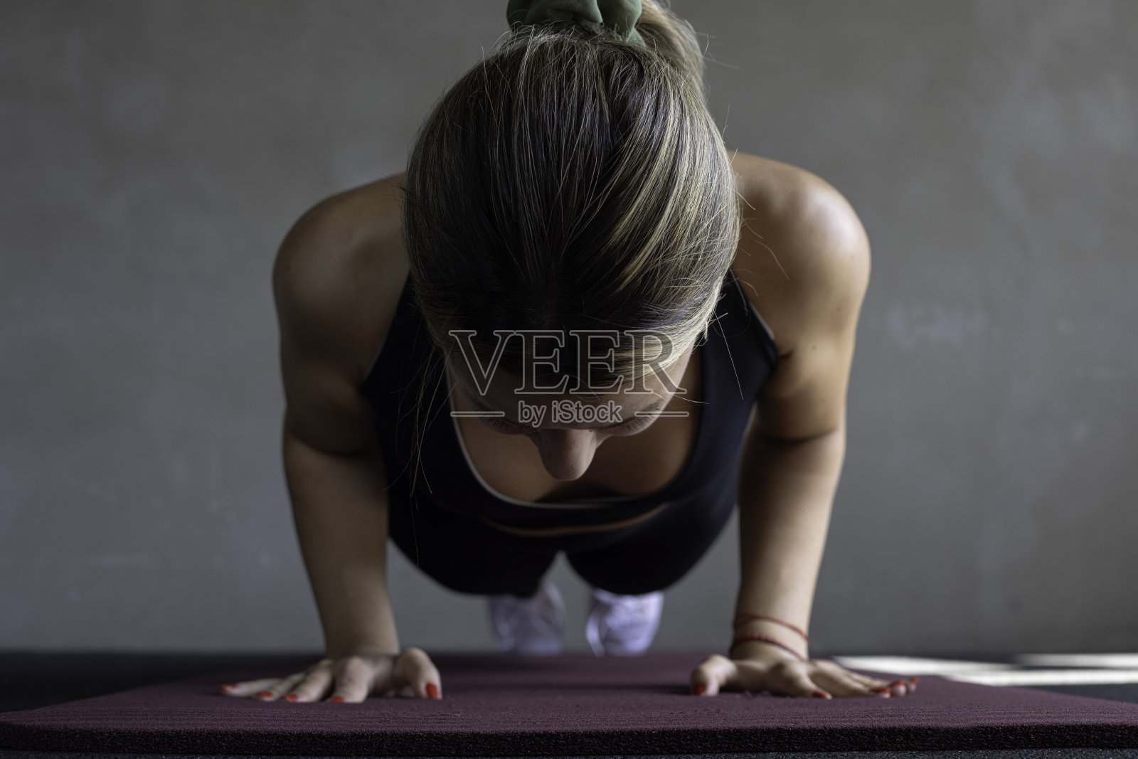 运动女性做俯卧撑照片摄影图片