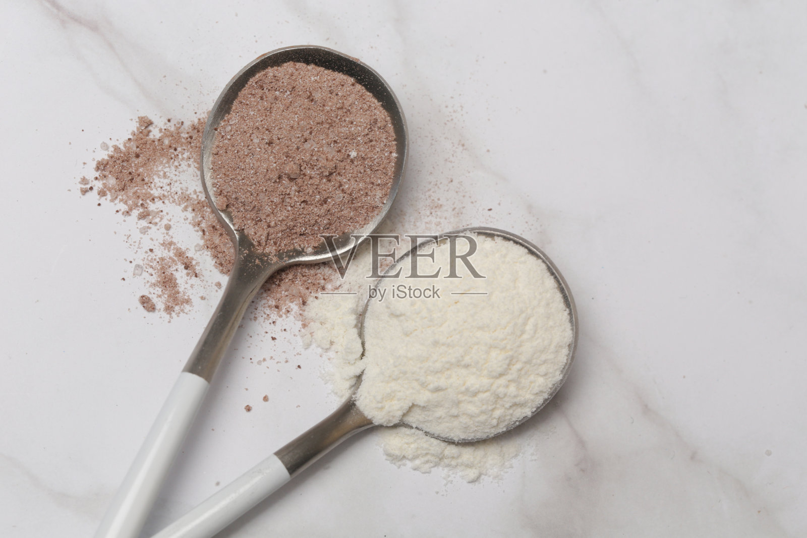 健康和美容的膳食补充剂-胶原蛋白，维生素，生物素或蛋白粉在勺子照片摄影图片