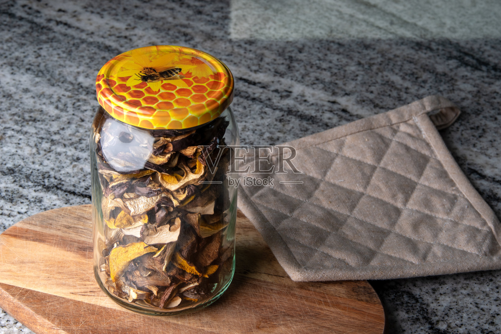 罐子里的干蘑菇照片摄影图片