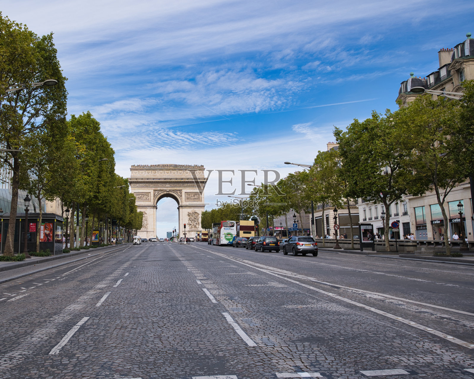 法国，巴黎，2023年8月20日Étoile凯旋门，法国巴黎最著名的纪念碑之一，位于香榭丽舍大道的西端-Élysées，位于戴高乐广场的中心照片摄影图片