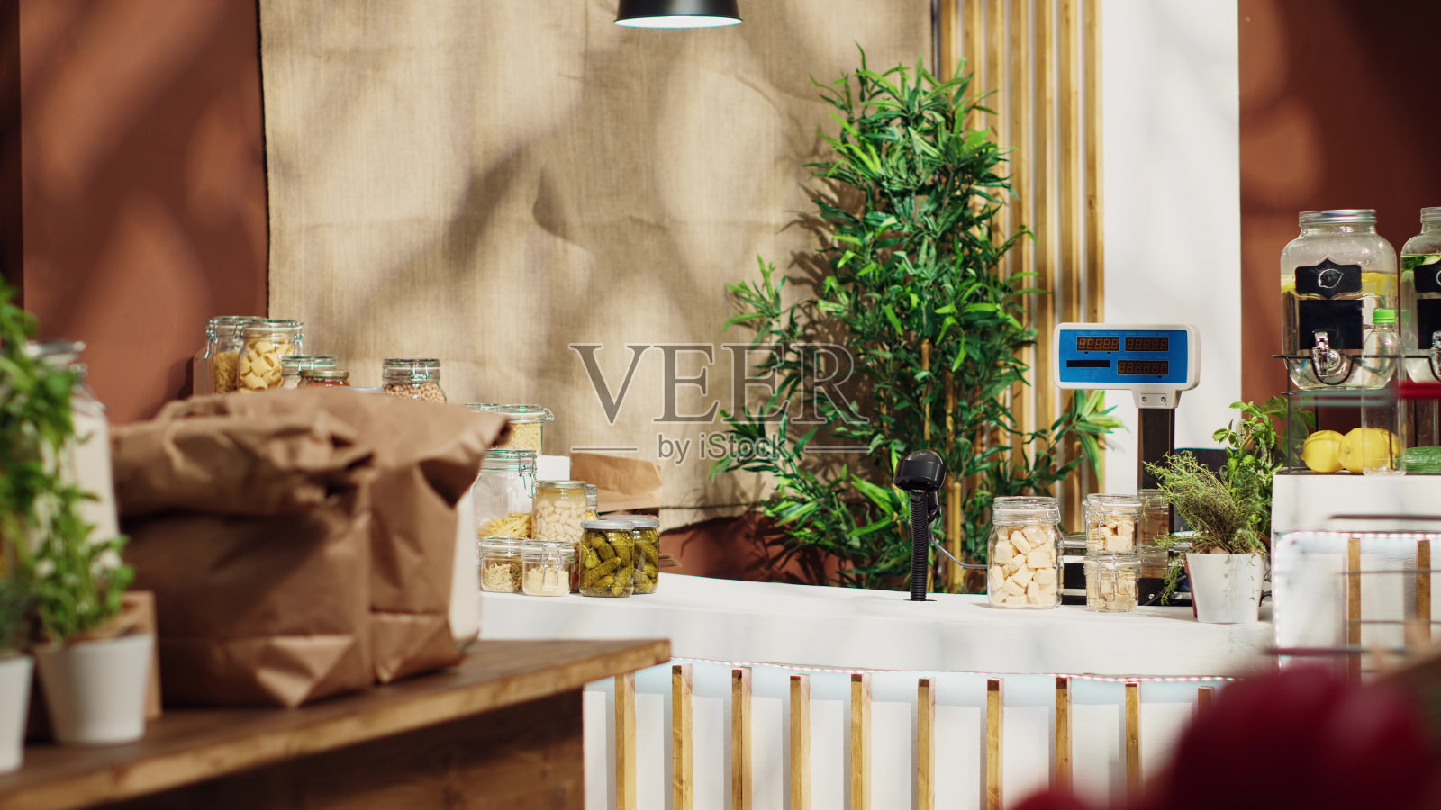 一名妇女在零垃圾超市收银台前照片摄影图片