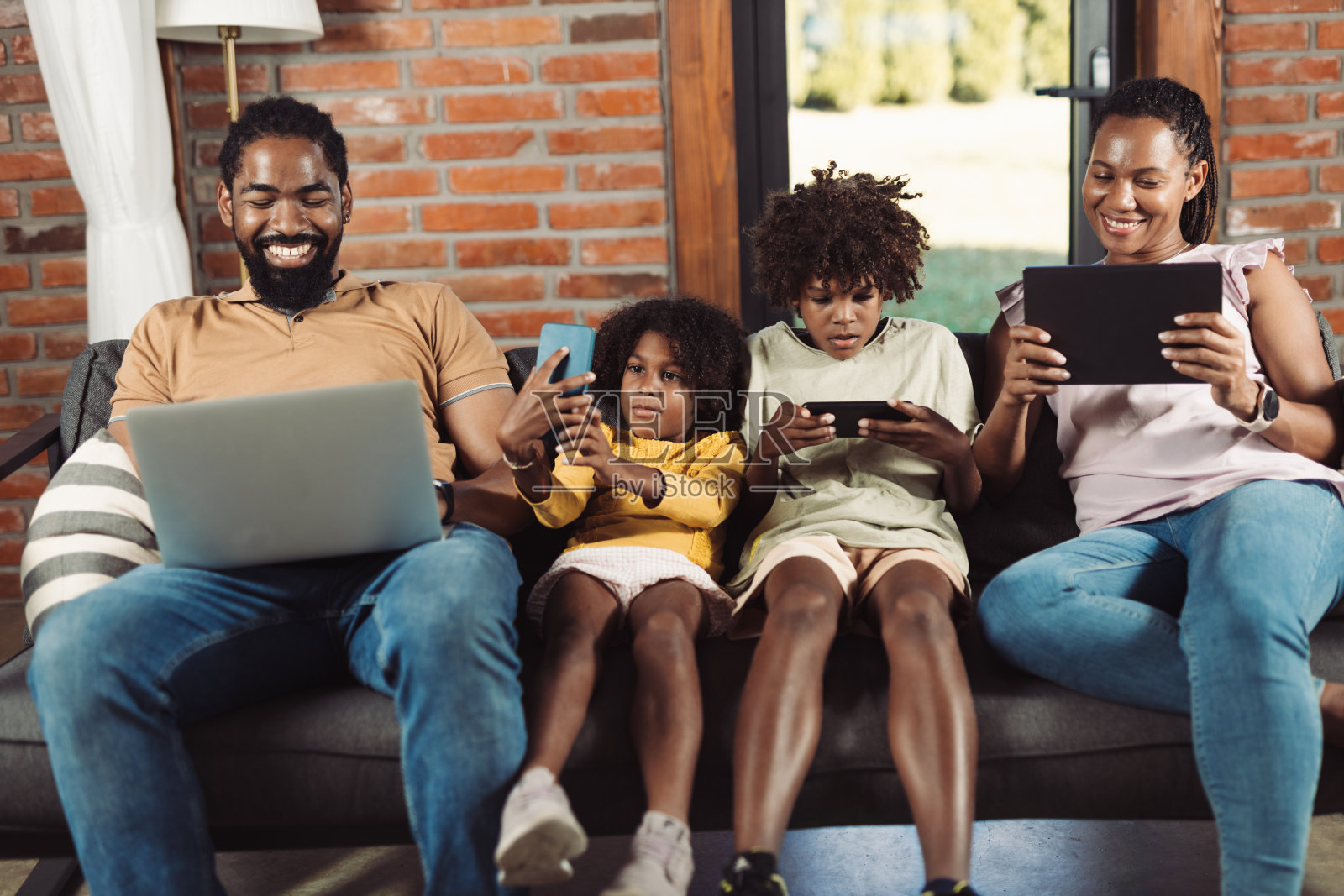 非裔美国家庭在家中使用无线技术照片摄影图片