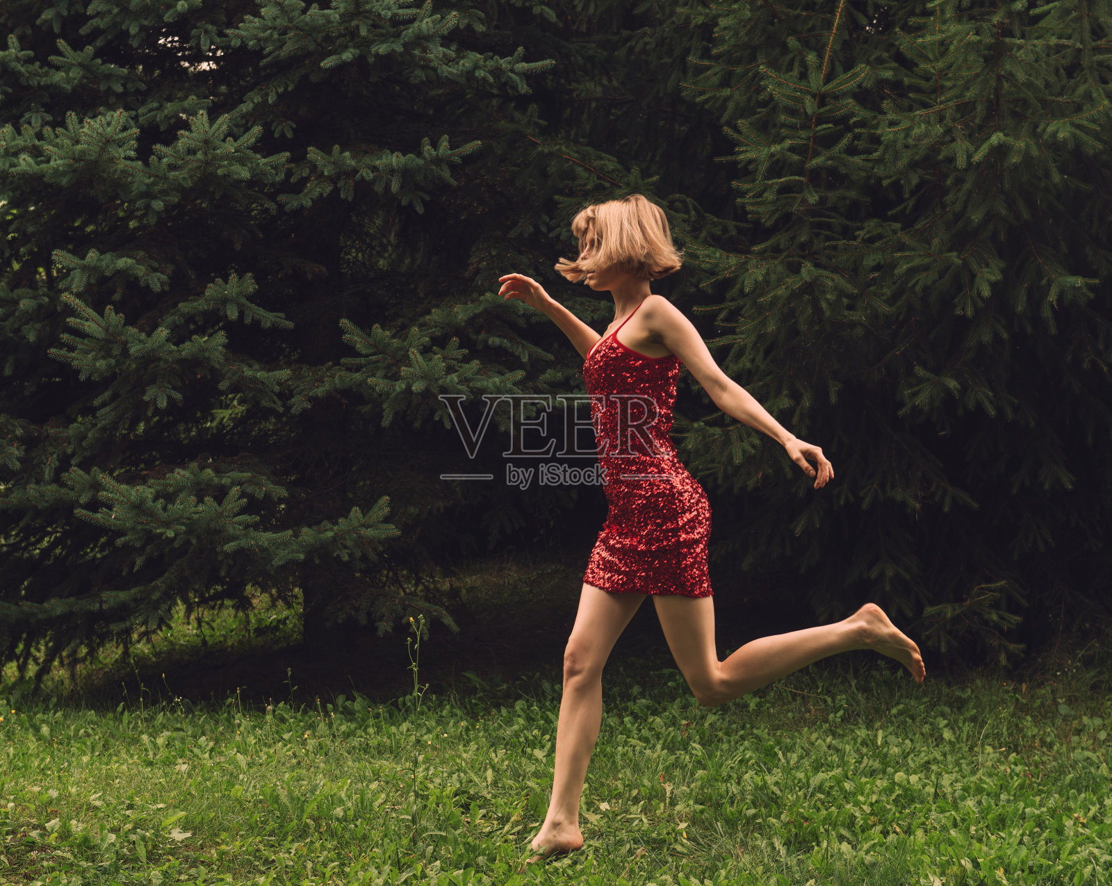 年轻女子在大自然中行动照片摄影图片