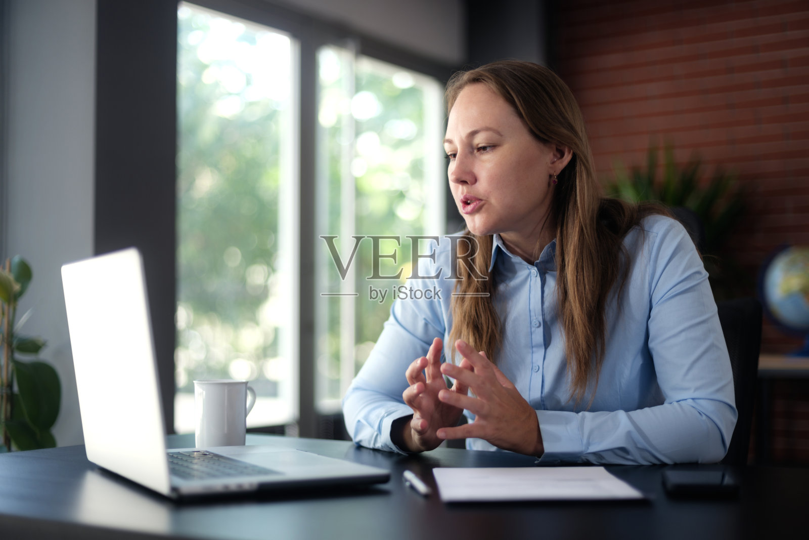 在笔记本电脑上工作的女企业家照片摄影图片