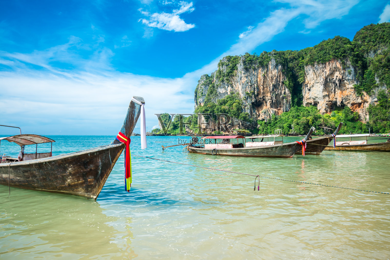 美丽的热带Ton Sai海滩在阳光明媚的日子，泰国甲米。照片摄影图片