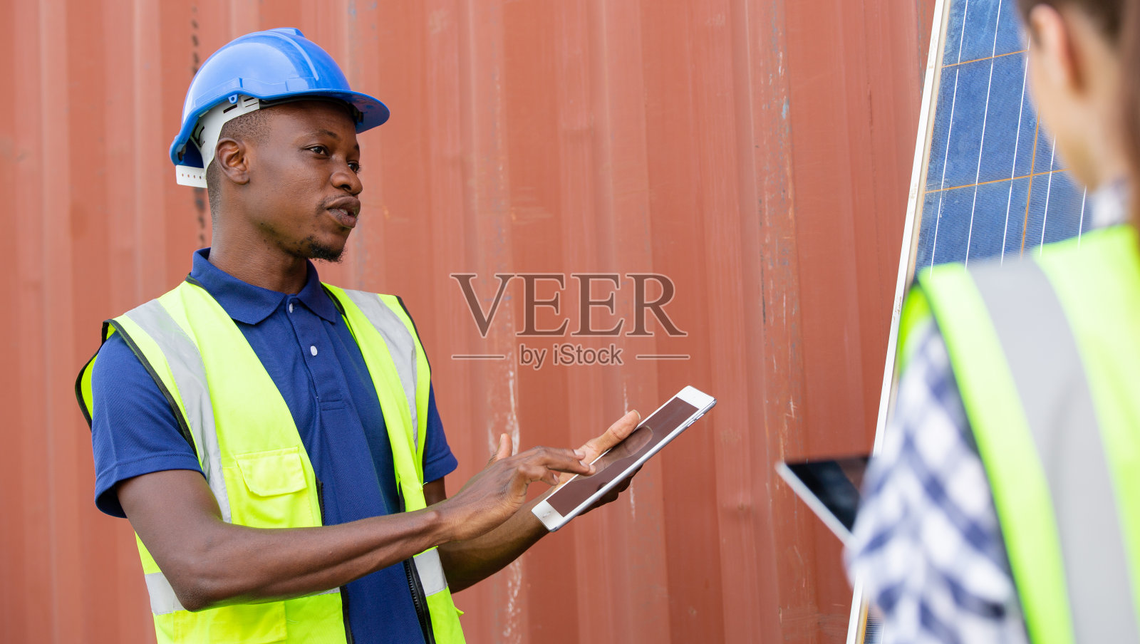 非洲工程师向客户或团队同事展示太阳能电池板。清洁能源和节能工程照片摄影图片