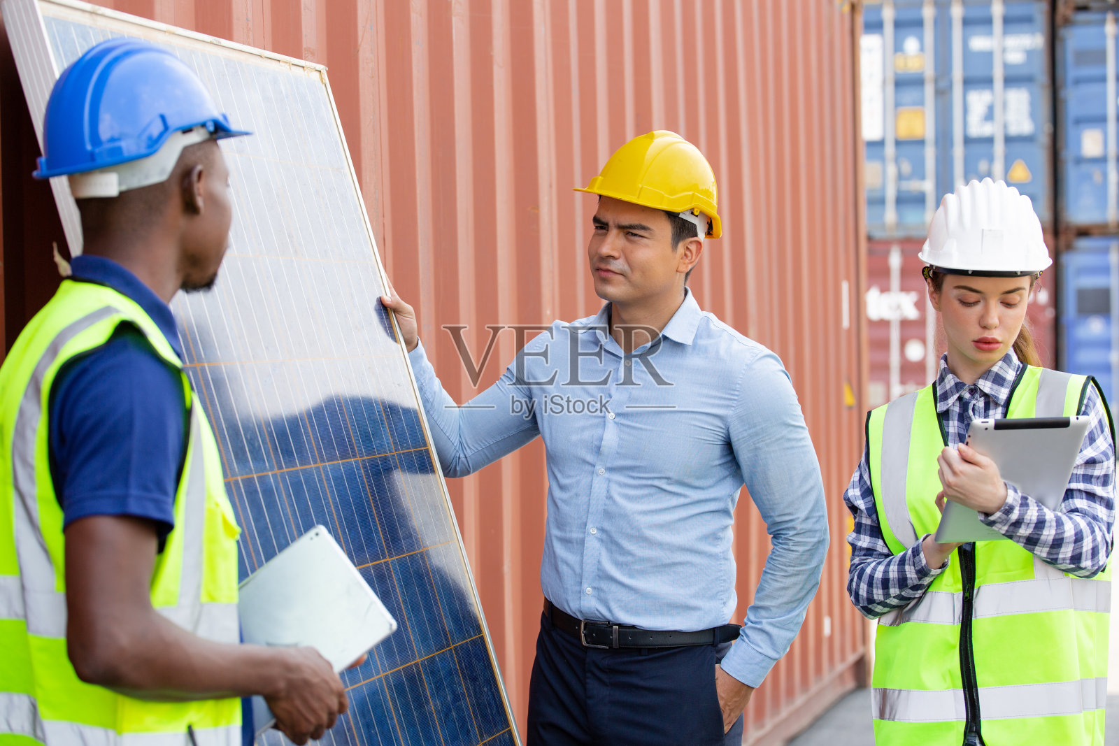 工程师向客户或团队同事展示太阳能电池板。清洁能源和节能工程照片摄影图片