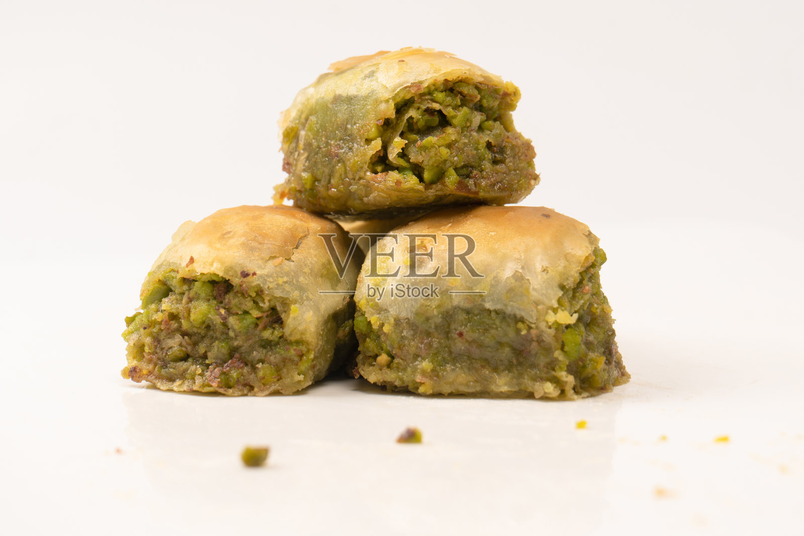 土耳其开心果baklava孤立在白色背景上。照片摄影图片