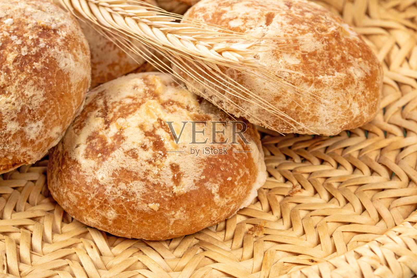 俄罗斯姜饼躺在柳条篮子里，特写照片摄影图片