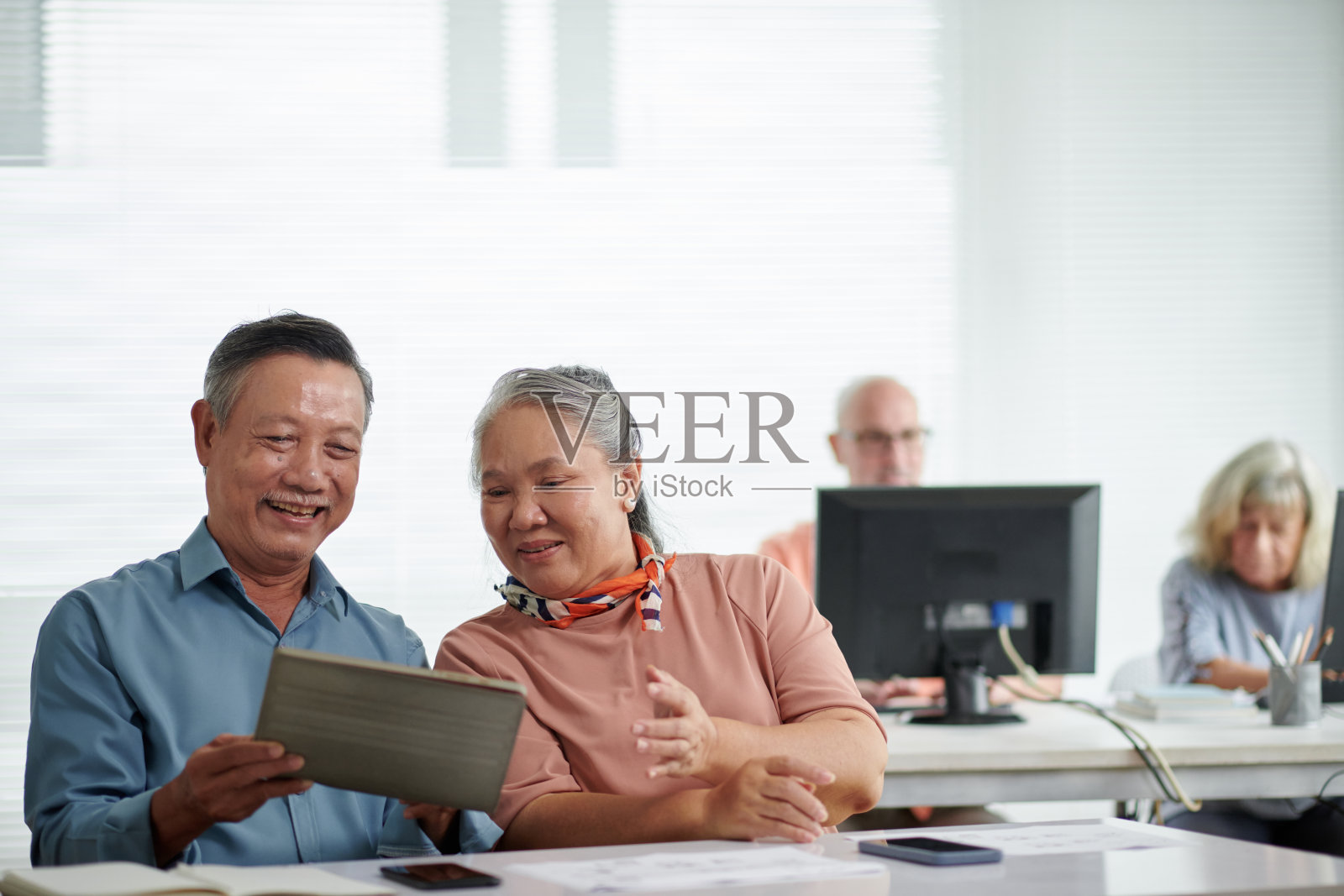 认真的情侣参加电脑课照片摄影图片