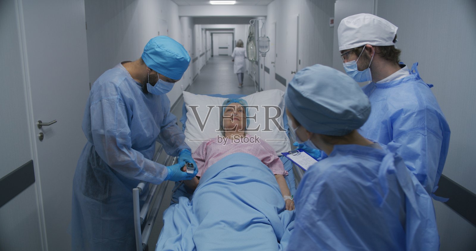 医生们在诊所走廊里检查病人照片摄影图片