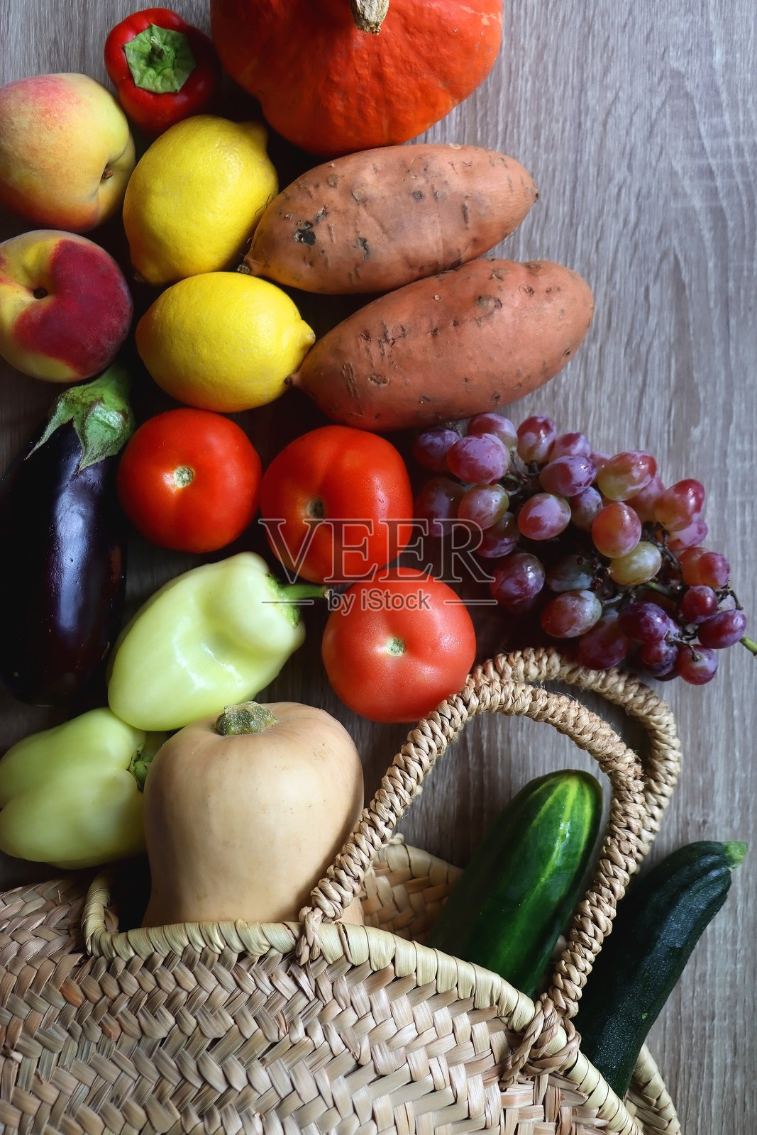 稻草袋与时令水果和蔬菜照片摄影图片