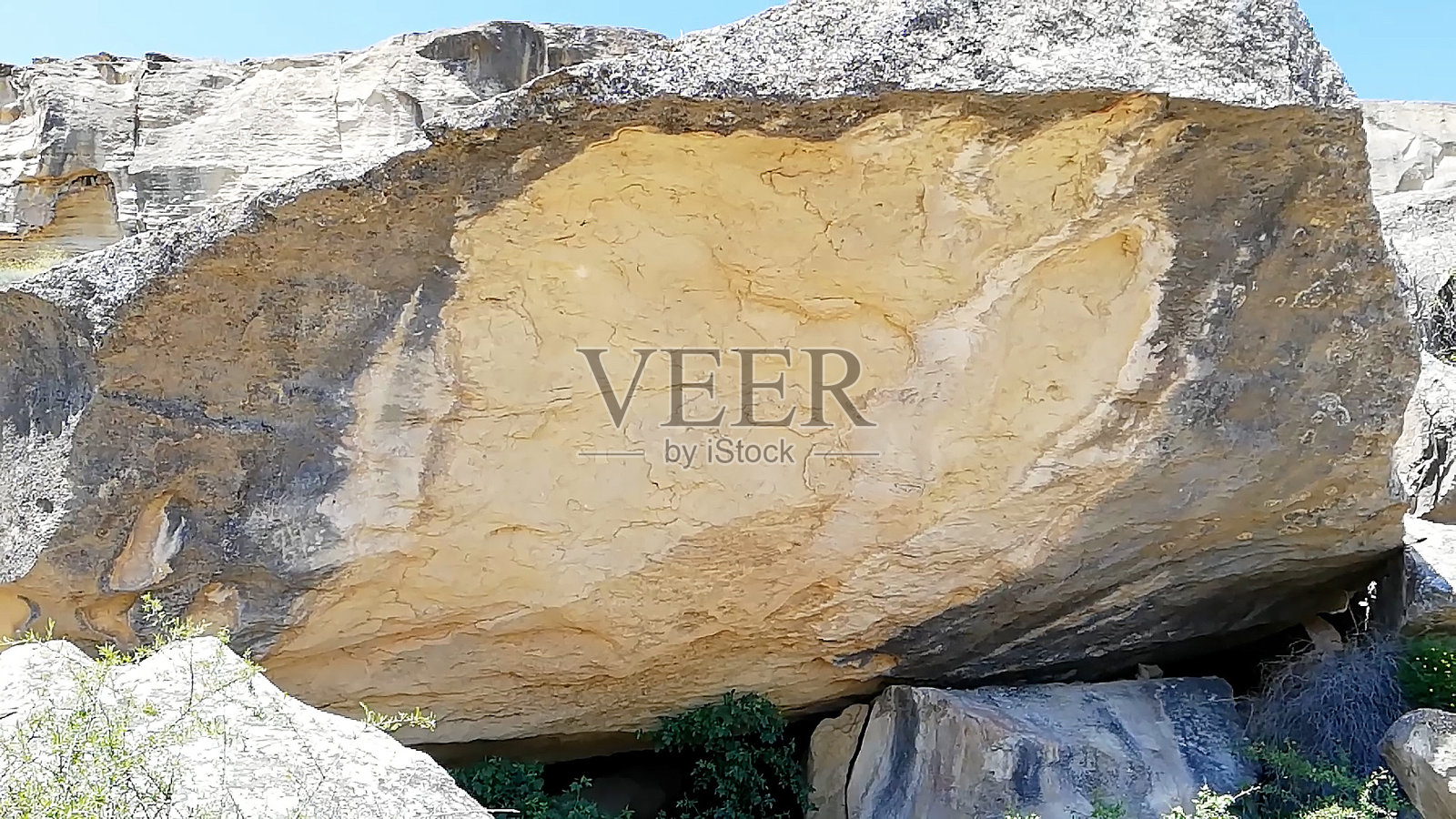 阿塞拜疆戈布斯坦岩石艺术文化景观洞穴内的岩石雕刻。照片摄影图片