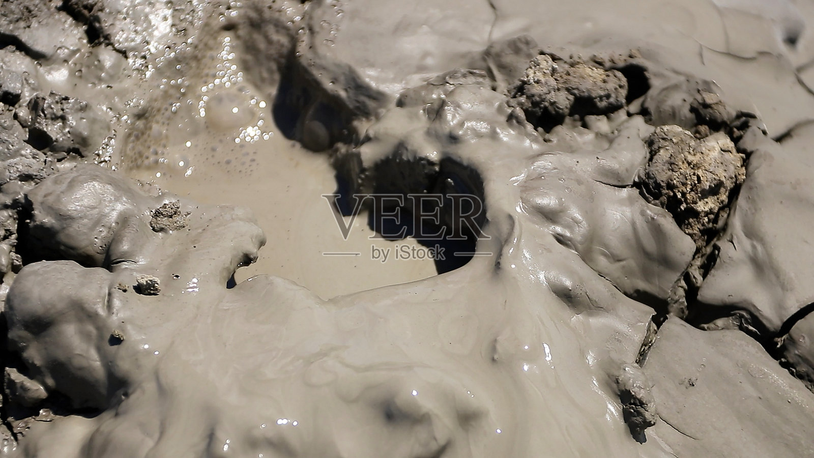 阿塞拜疆戈布斯坦国家公园的活火山。照片摄影图片