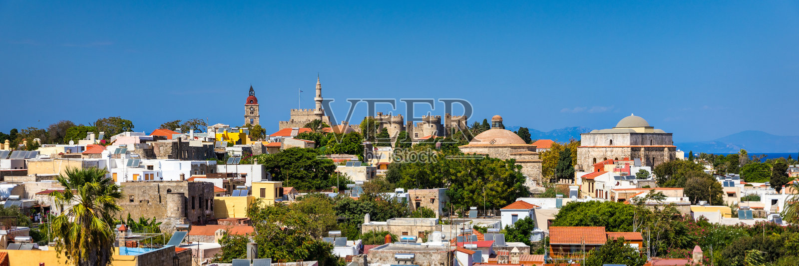 希腊罗德老城的中世纪拱形街道。希腊罗德岛的罗德老城。希腊多德卡尼斯，罗得岛老城的历史街道上鲜花盛开照片摄影图片