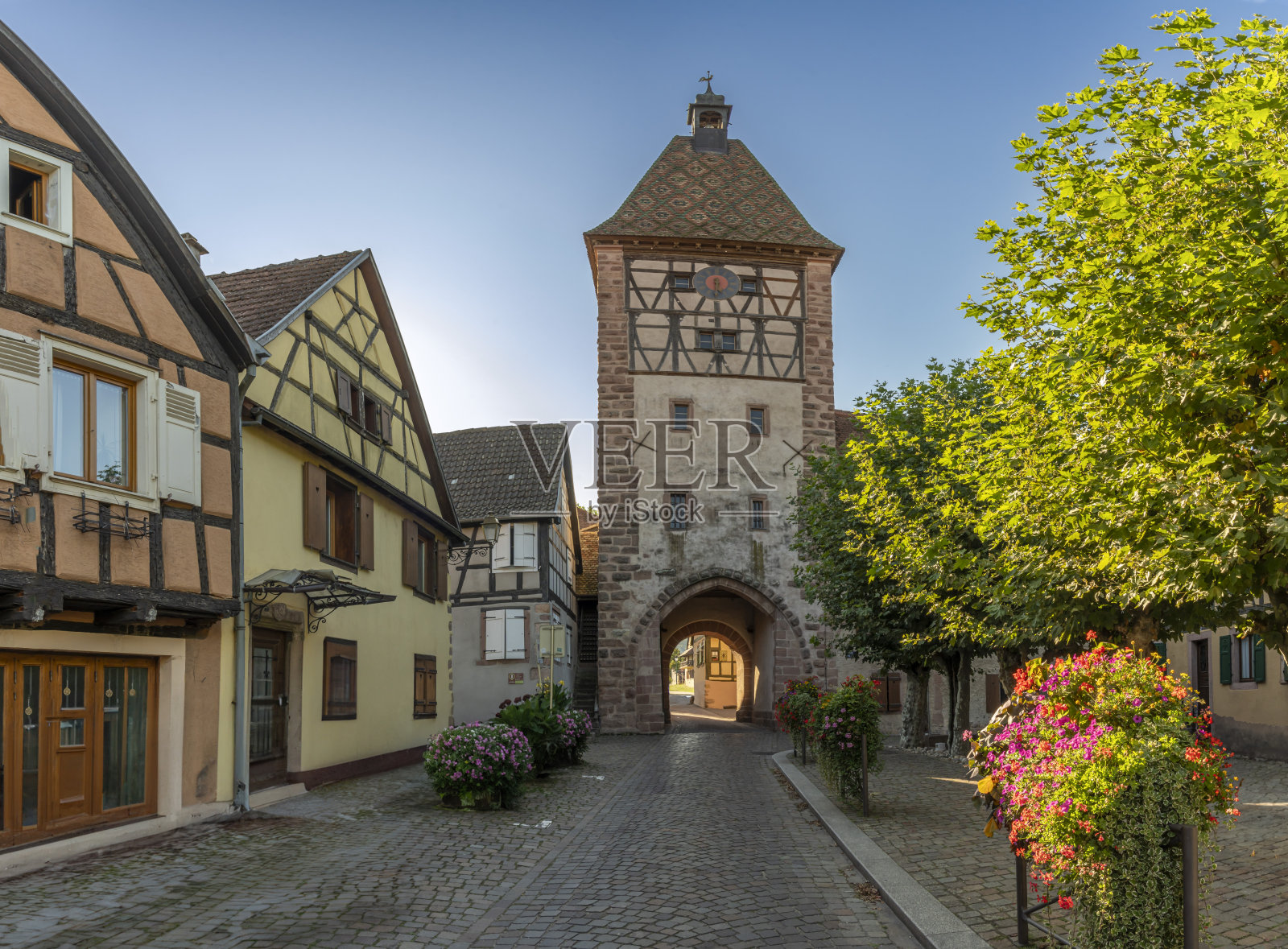 伯格海姆，法国- 2023年6月9日:葡萄酒之路。在城市入口处的上门的景色照片摄影图片