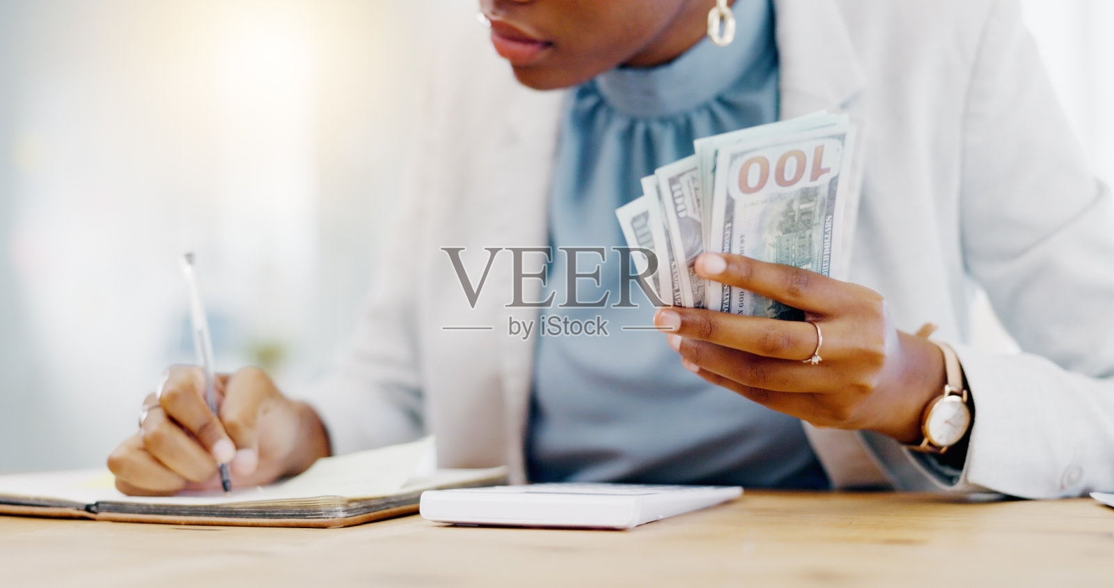 黑人女性，计算器和钱在商业财务预算，成本或开支在办公室办公桌。非洲女会计为公司利润在桌子上清点和计算现金照片摄影图片