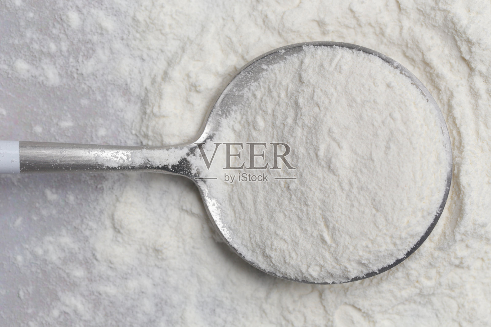 勺子里有白色粉末。胶原蛋白粉或小麦粉。营养补充、节食、排毒、预防保健和健康生活方式的概念。照片摄影图片