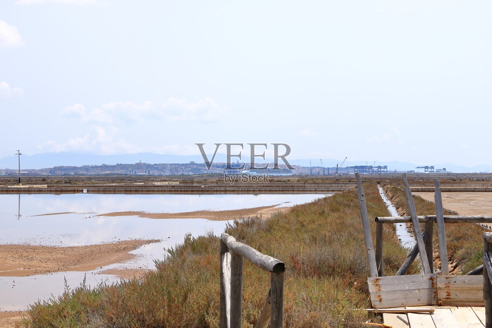 意大利卡利亚里附近的盐田照片摄影图片