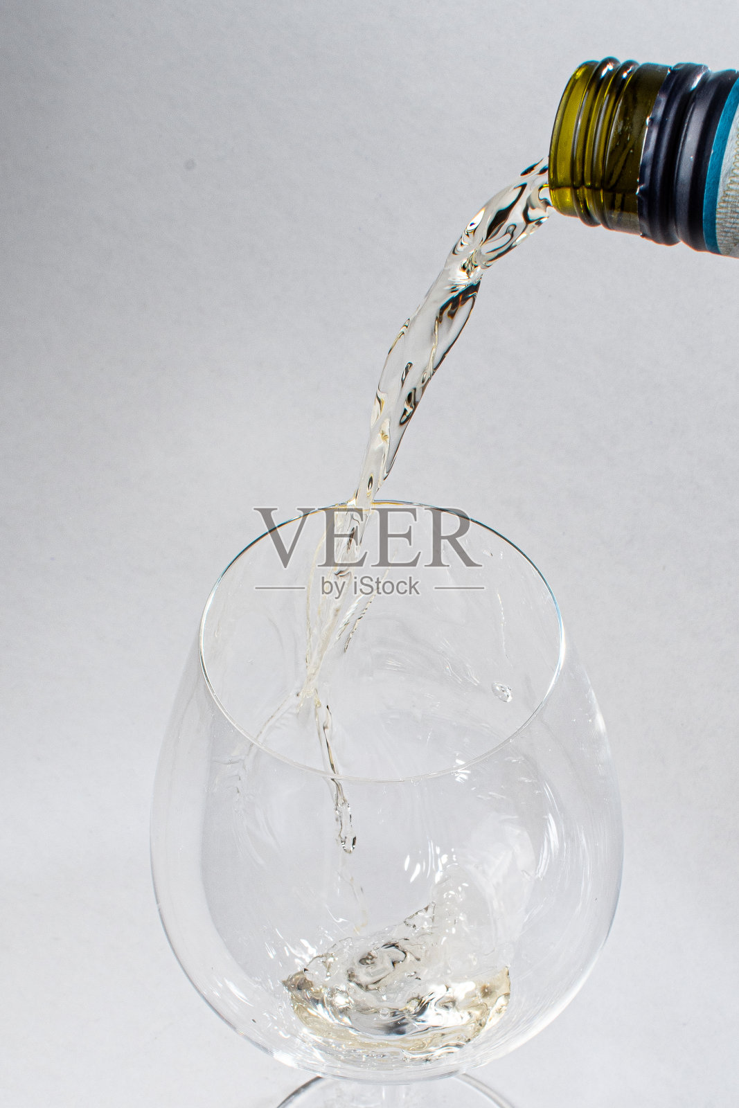 将美味的白葡萄酒倒入酒杯中照片摄影图片