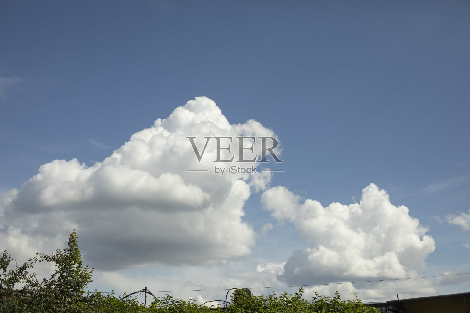 夏天大片的白云。积云和蓝天。照片摄影图片