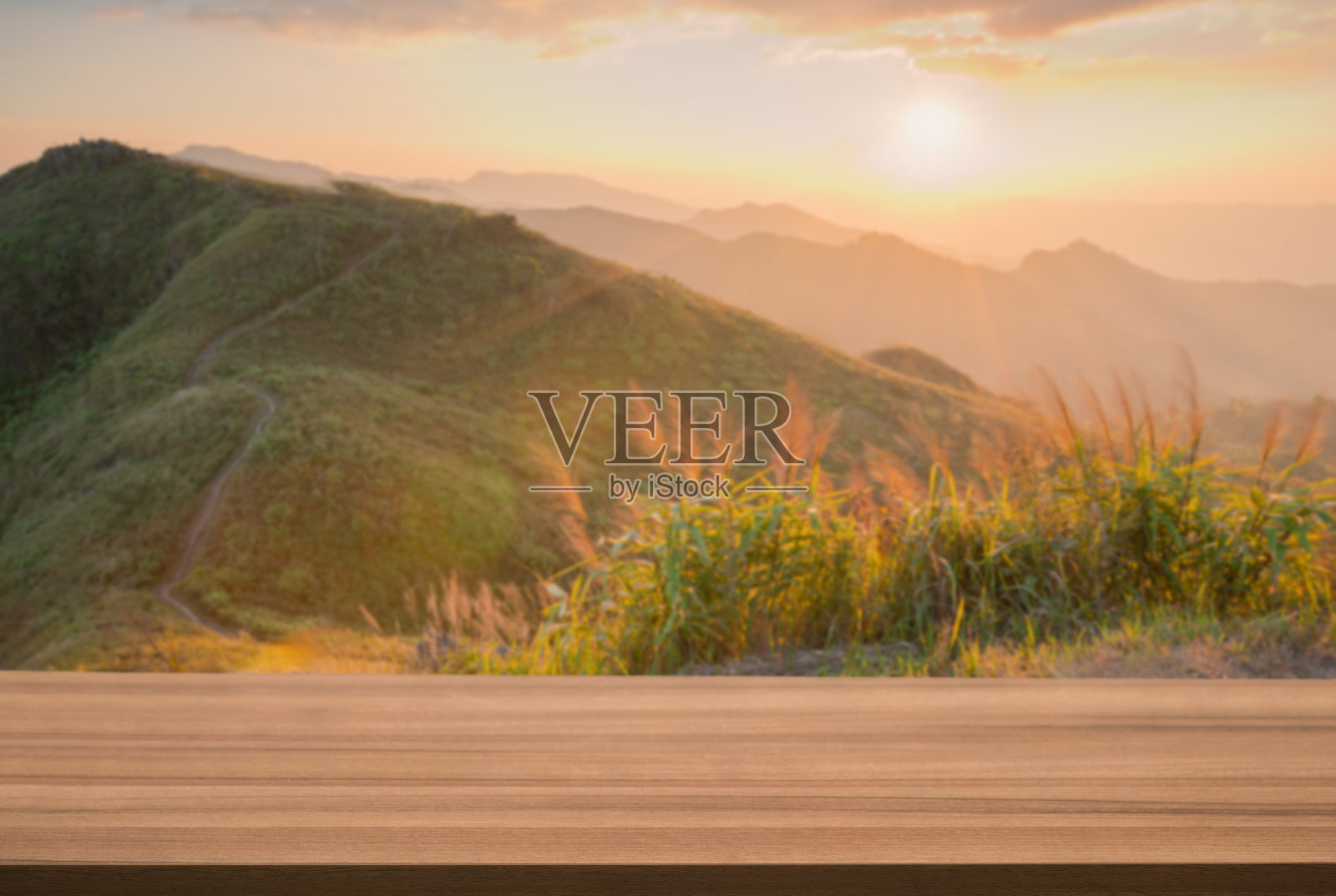 木桌顶裙楼室外薄雾山黄金时辰光夕阳自然背景。产品放置底座呈现最小的展示，天堂梦幻的概念。照片摄影图片