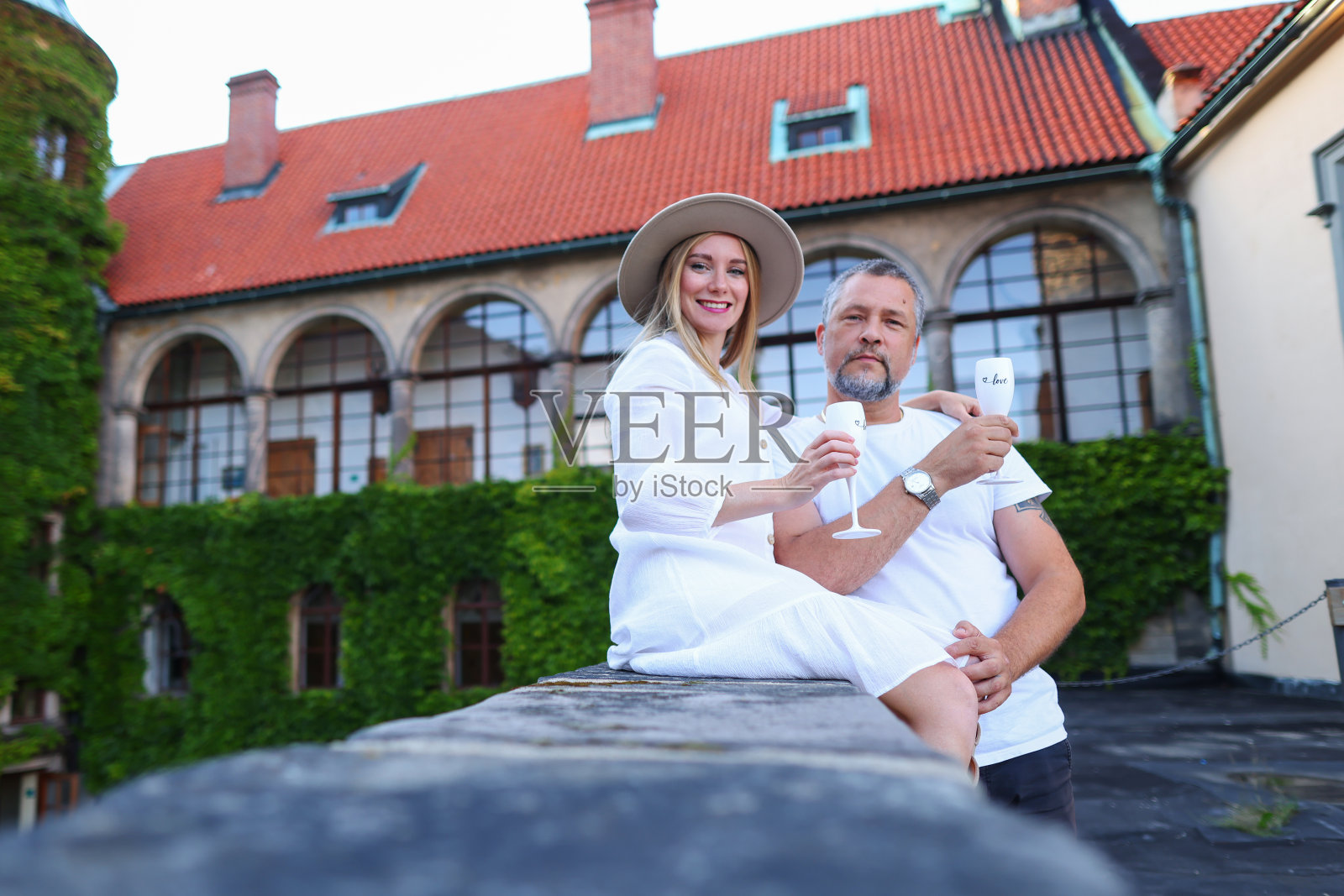 一对兴高采烈的中年恋人的肖像，他们拥抱着，笑着照片摄影图片