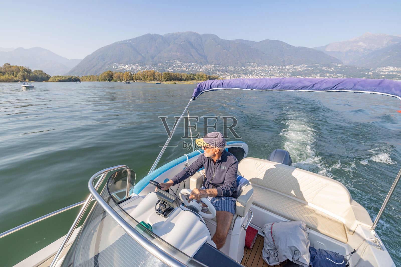 成熟的男人喜欢在他的摩托艇上度过一天照片摄影图片