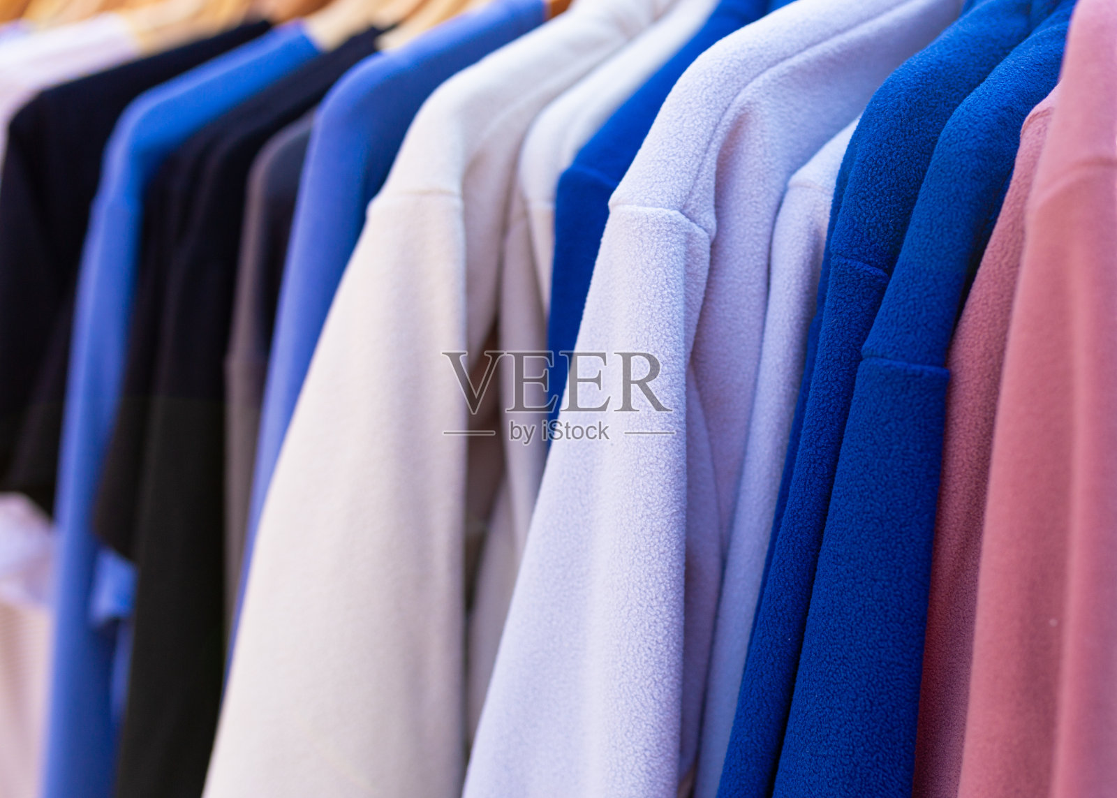 衣架上的各种保暖衣服照片摄影图片