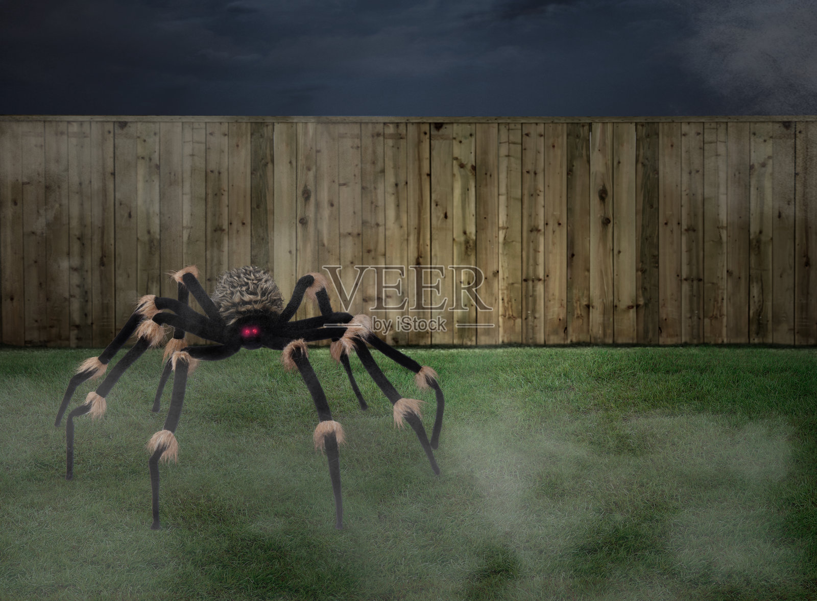 后院的万圣节装饰，绿草和木栅栏照片摄影图片