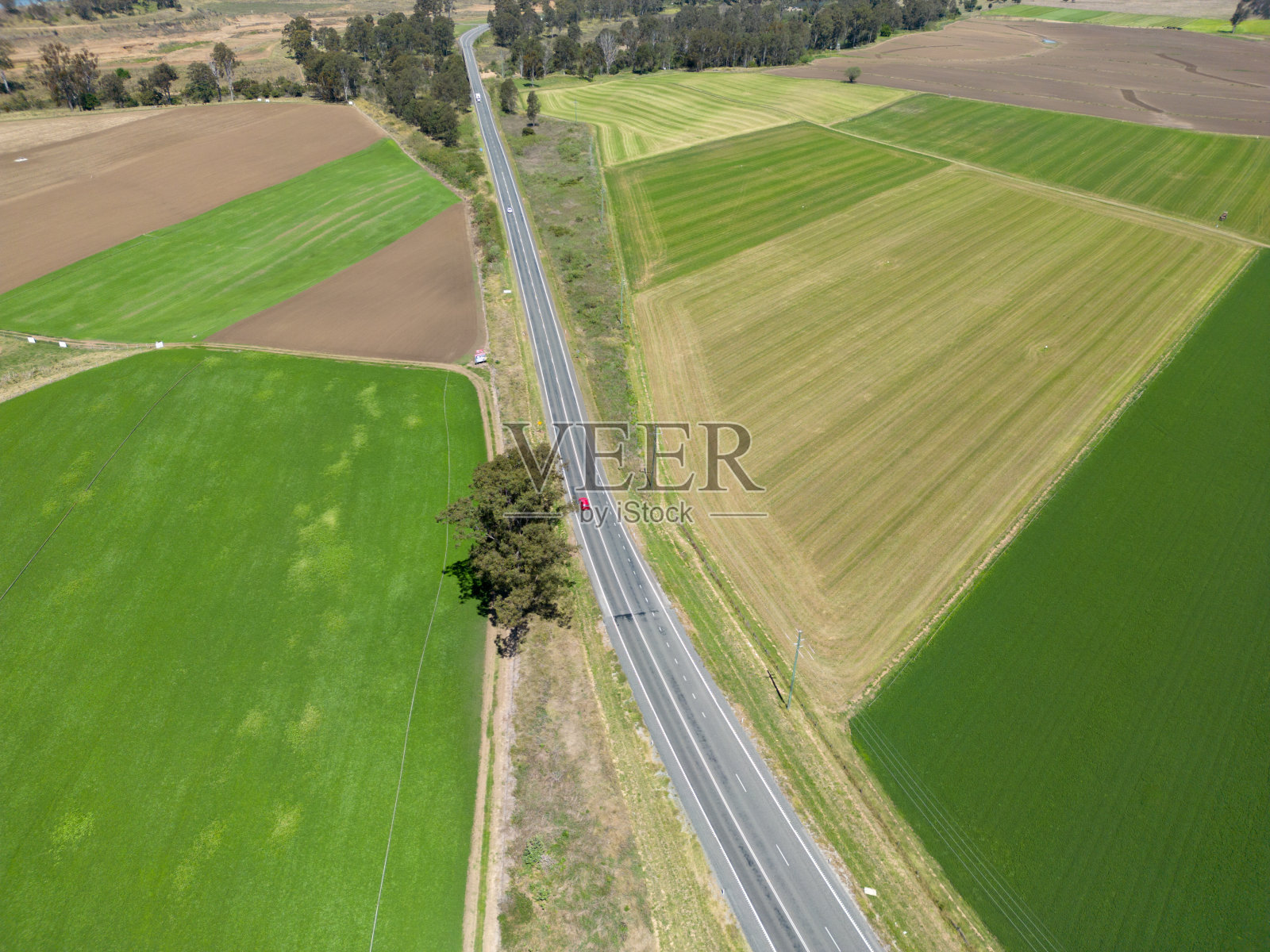 乡村公路穿过风景如画的昆士兰农田照片摄影图片