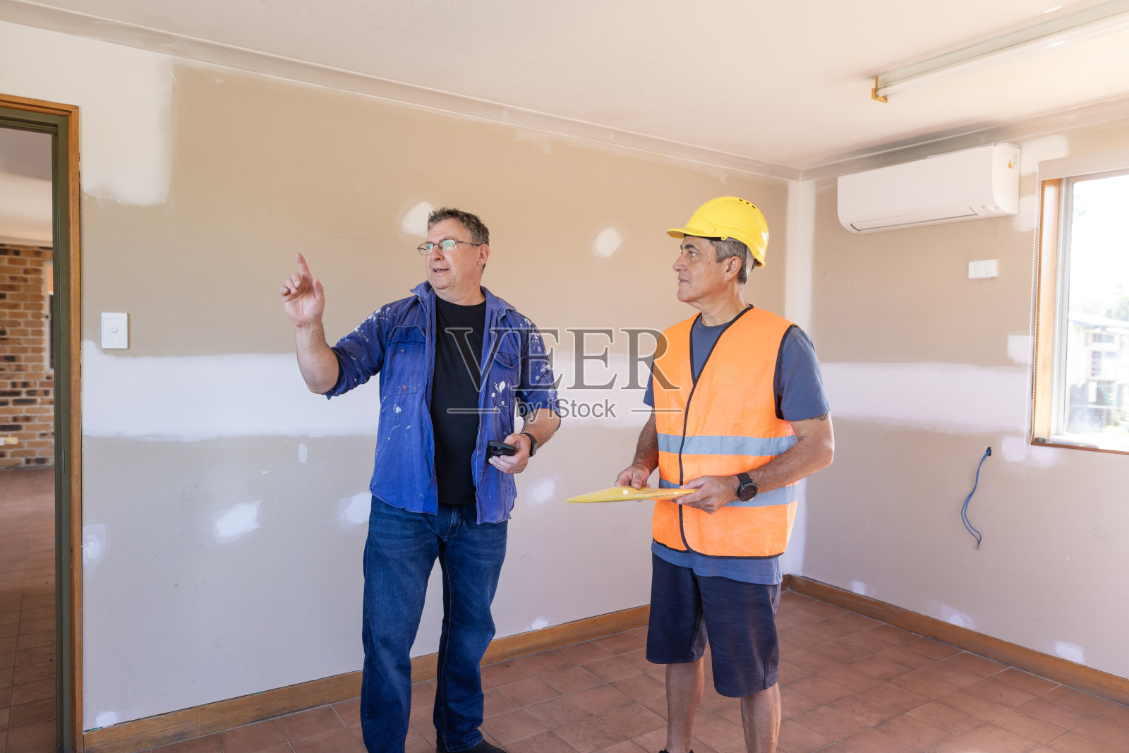 毛利人在建筑承包商会议上照片摄影图片