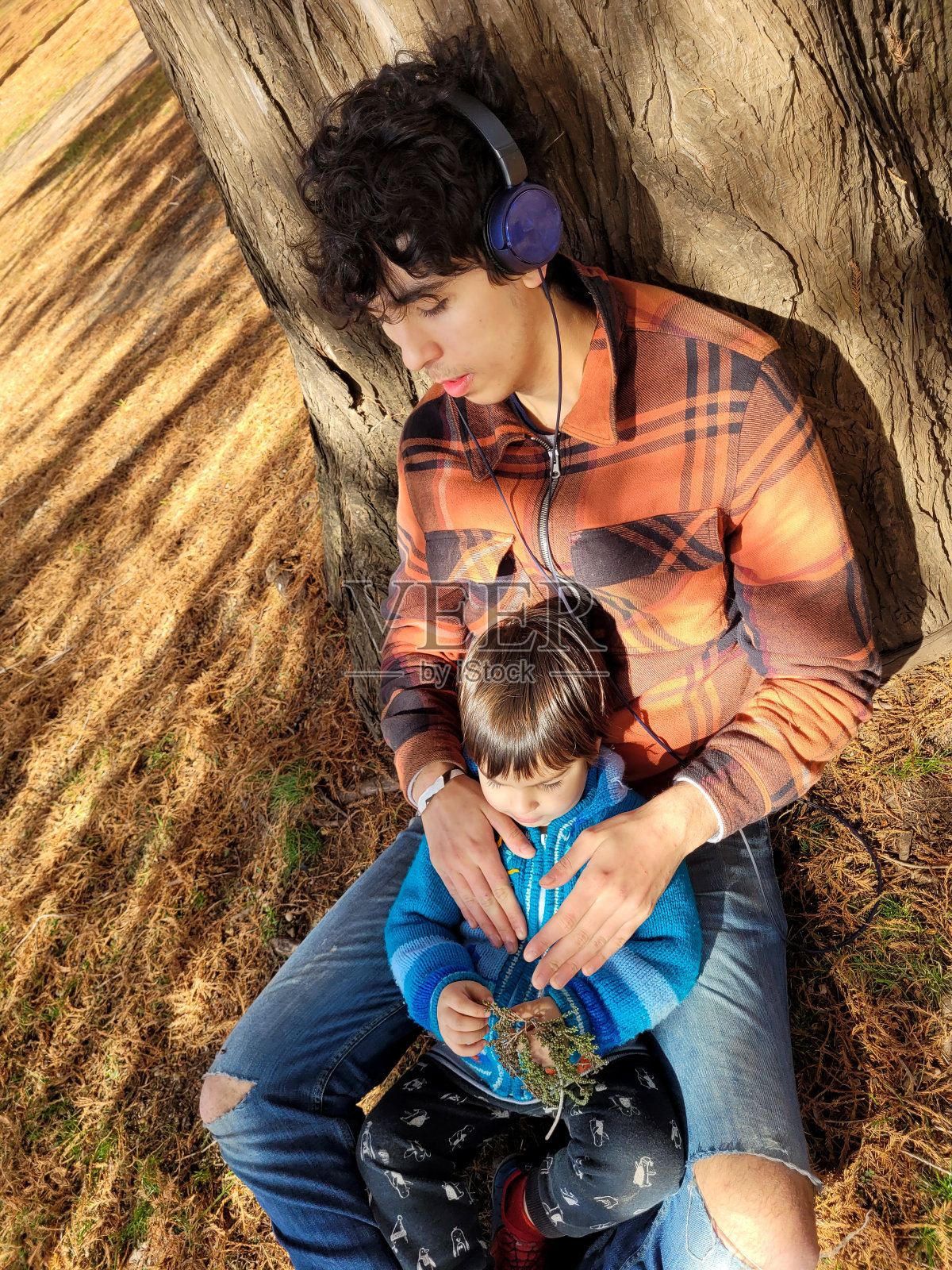 男孩和男孩在户外照片摄影图片