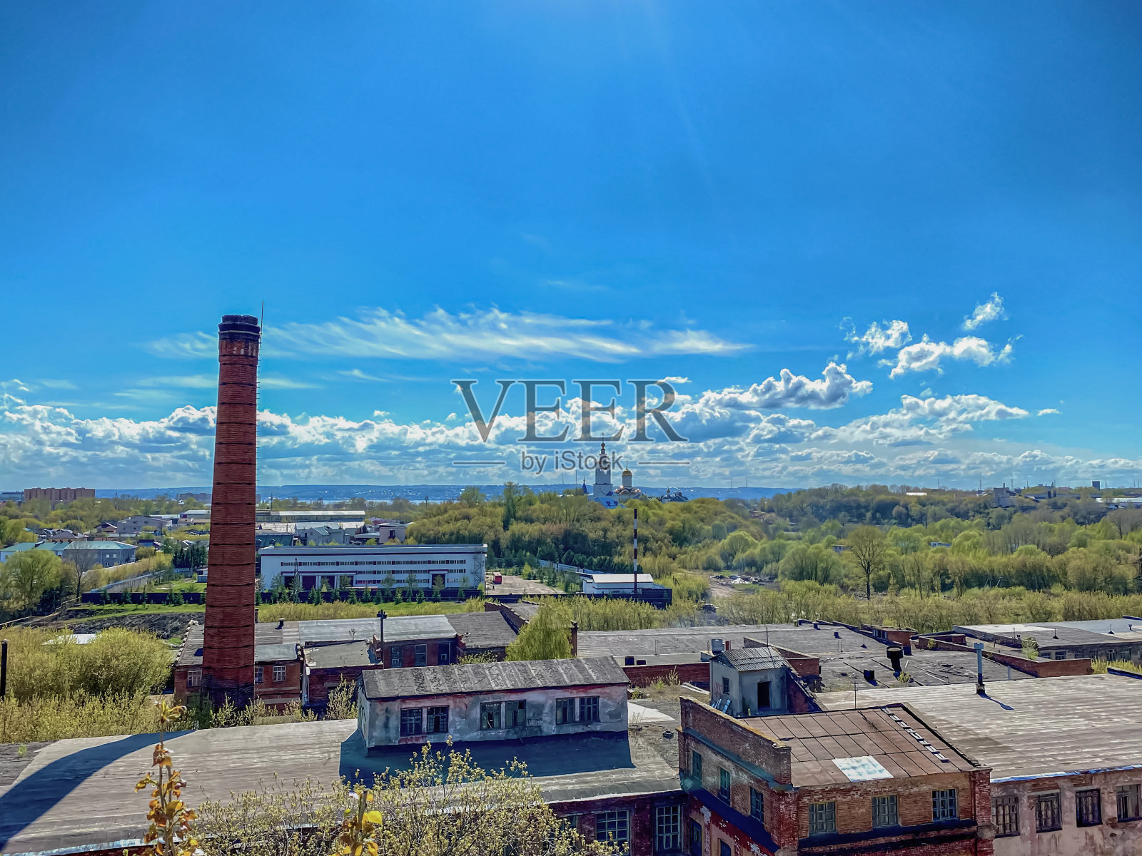 以蓝天为背景的旧废弃工厂鸟瞰图照片摄影图片