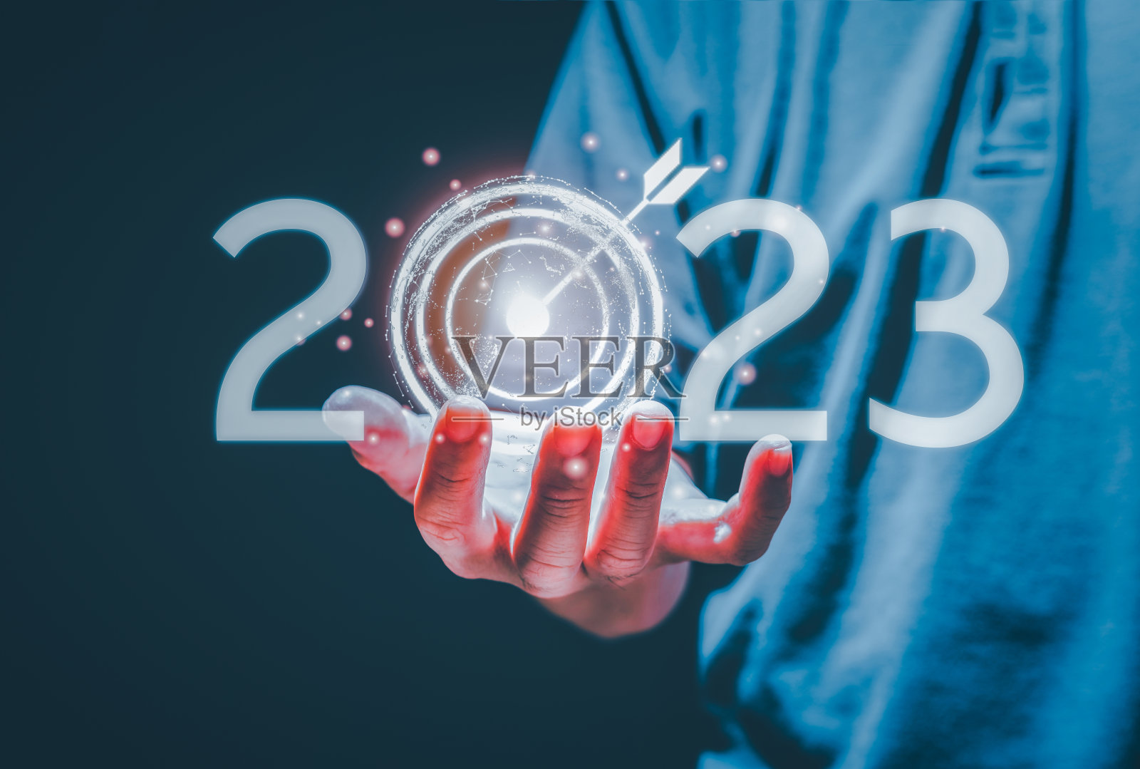 新年经营目标和目标上2023概念，手捧2022虚拟屏。商人借鉴点经济增长目标的成功从2022年到2023年照片摄影图片