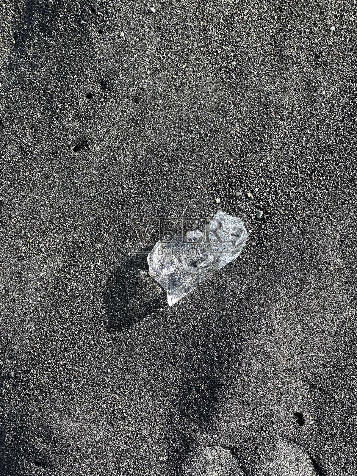 冰岛钻石黑沙滩上的冰川碎片照片摄影图片