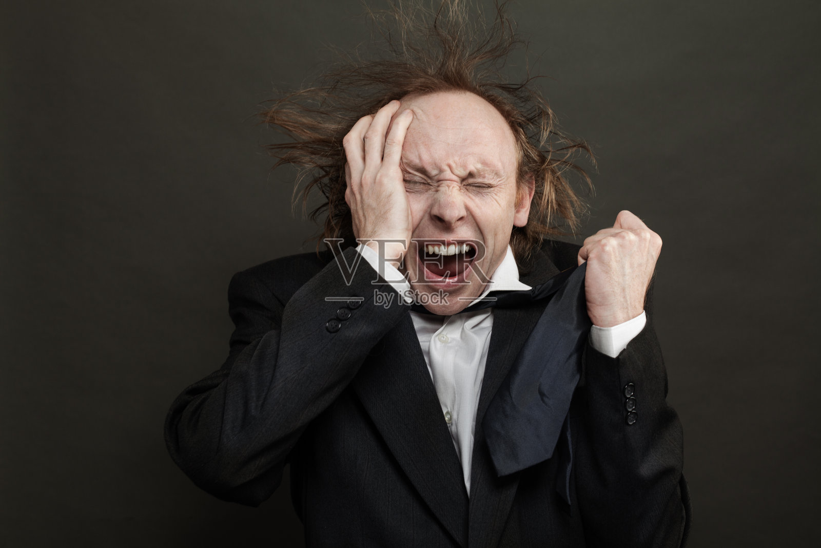 黑色背景的困惑震惊的商人照片摄影图片