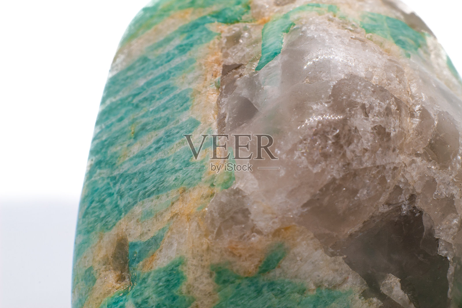一大块浅绿色和蓝色的亚马逊石晶体，清晰的石英基质聚焦并隔离在白色的表面背景上照片摄影图片