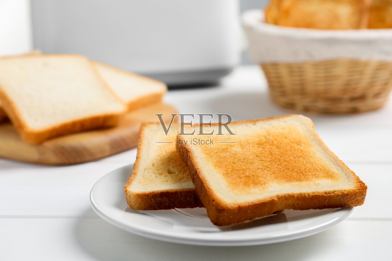白色木桌上美味的烤面包片，特写照片摄影图片