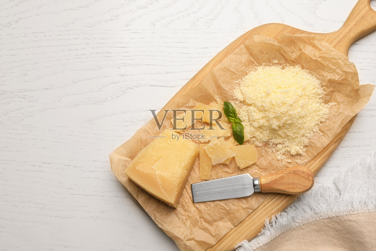 美味的帕尔马干酪放在白色的木桌上，平铺着。文本空间照片摄影图片