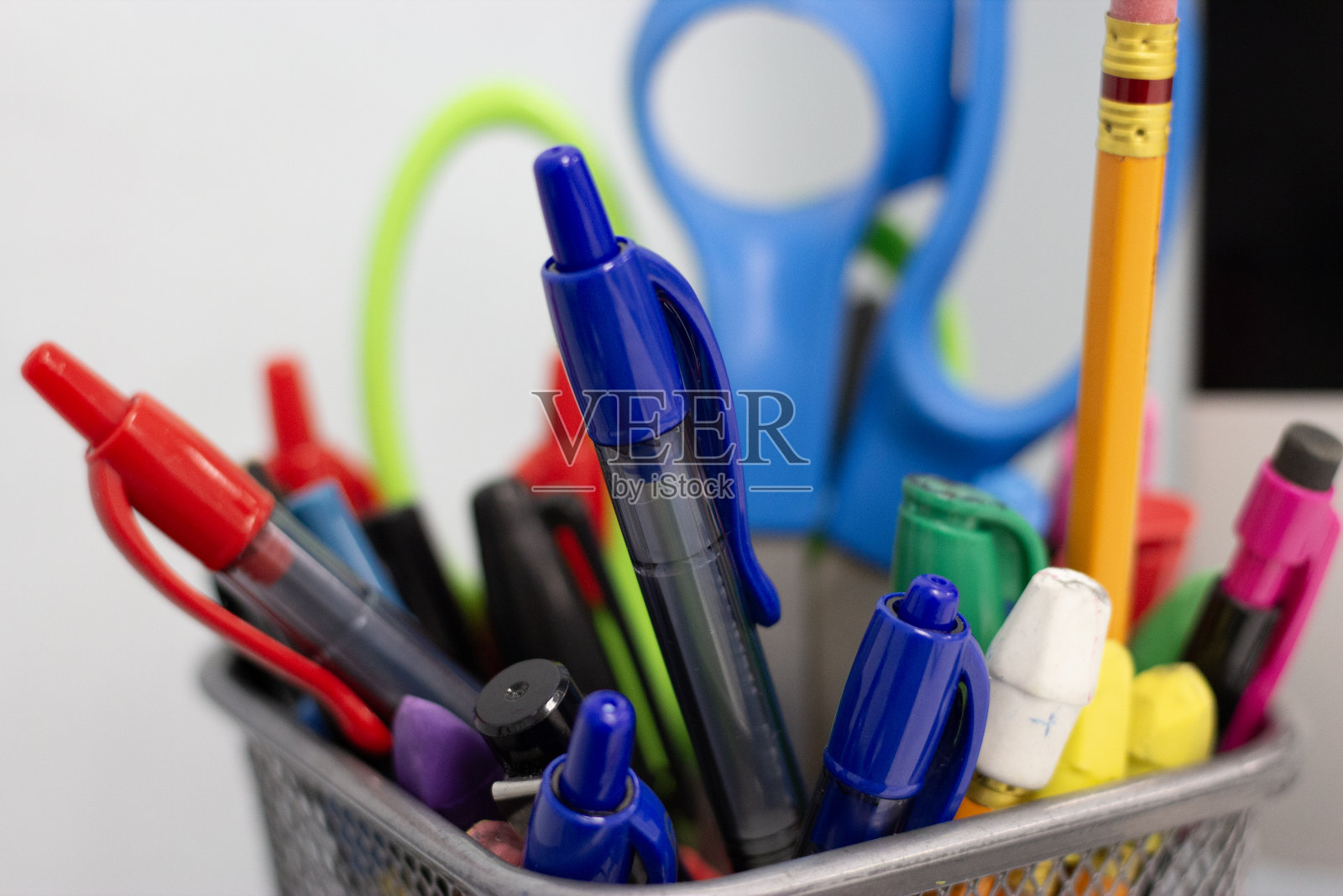 铅笔、钢笔、剪刀和记号笔照片摄影图片